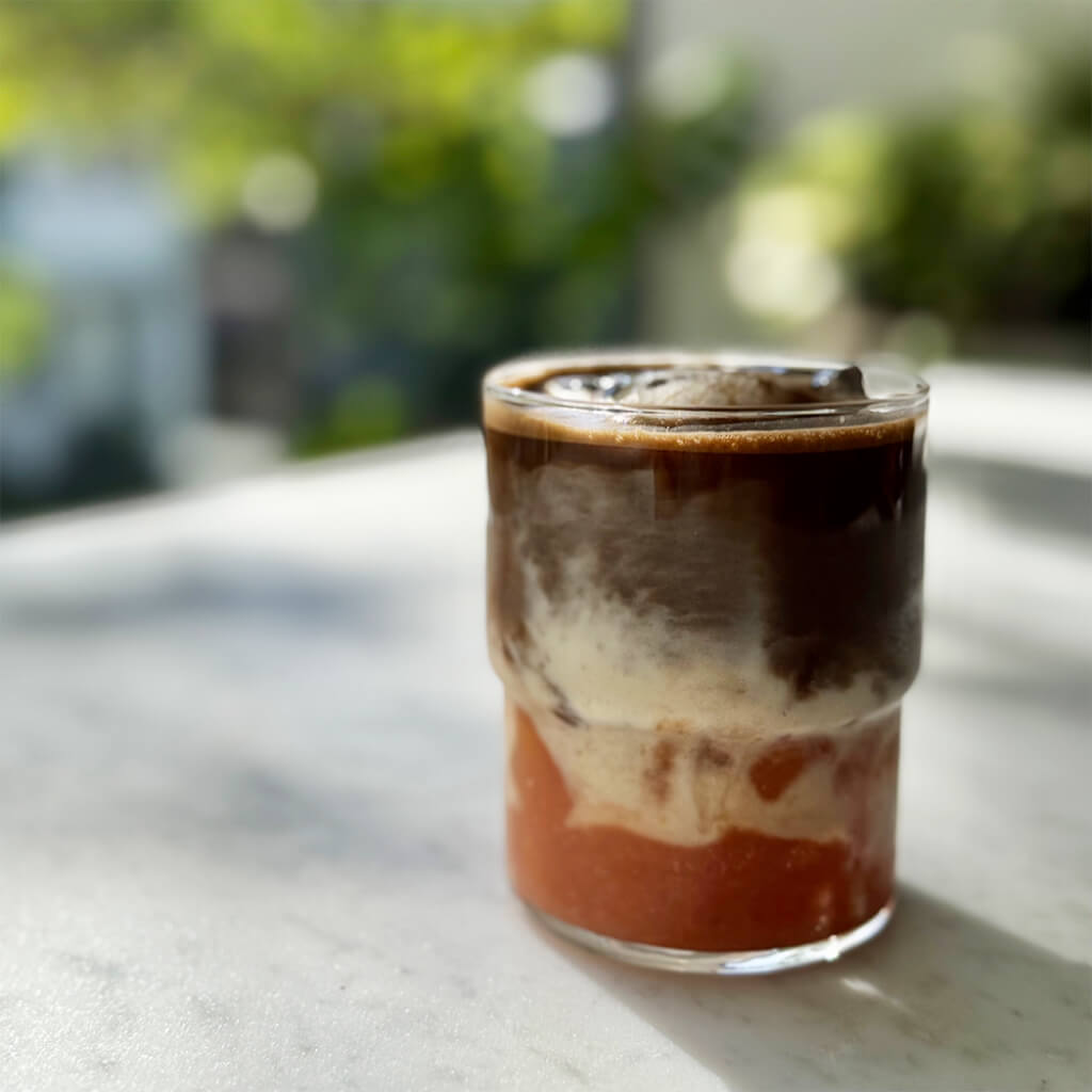 Higashiyama-en Shokoya Hojicha Latte with a white nectarine puree